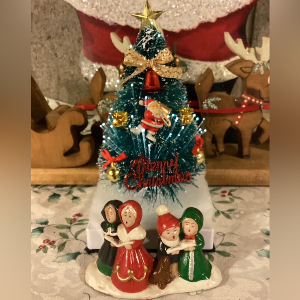 Vintage Mini Fiber Optic Musical Tree & Hand-painted Ceramic Carolers - Picture 1 of 9